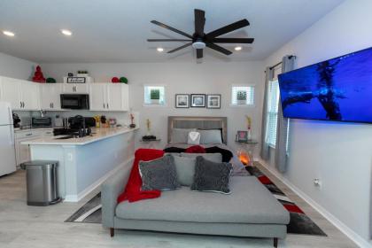 Pet Friendly Modern Zen Studio Retreat with Hot Tub! home - image 2