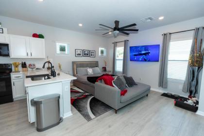 Pet Friendly Modern Zen Studio Retreat with Hot Tub! home - image 6