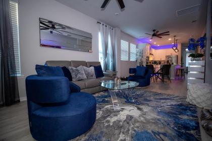 Brand New Modern Pet Friendly Zen Home with Private Home Theater & Hot Tub! home - image 10