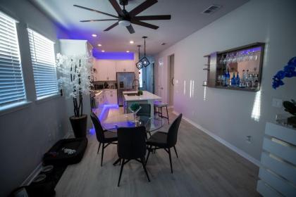 Brand New Modern Pet Friendly Zen Home with Private Home Theater & Hot Tub! home - image 11