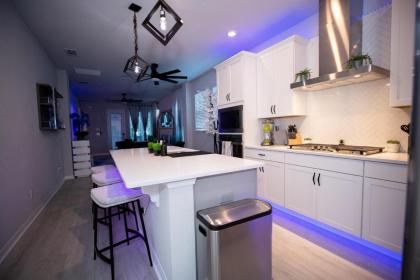 Brand New Modern Pet Friendly Zen Home with Private Home Theater & Hot Tub! home - image 12
