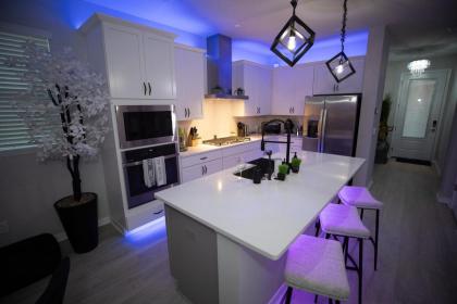 Brand New Modern Pet Friendly Zen Home with Private Home Theater & Hot Tub! home - image 14