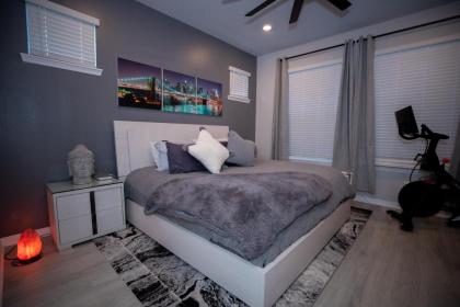 Brand New Modern Pet Friendly Zen Home with Private Home Theater & Hot Tub! home - image 20