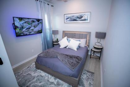 Brand New Modern Pet Friendly Zen Home with Private Home Theater & Hot Tub! home - image 23