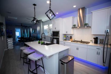 Brand New Modern Pet Friendly Zen Home with Private Home Theater & Hot Tub! home - image 3
