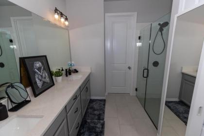 Brand New Modern Pet Friendly Zen Home with Private Home Theater & Hot Tub! home - image 30