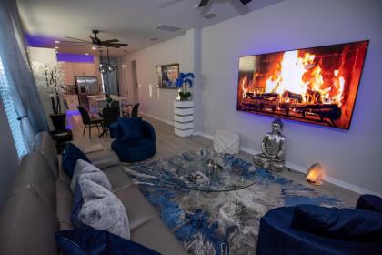 Brand New Modern Pet Friendly Zen Home with Private Home Theater & Hot Tub! home - image 7