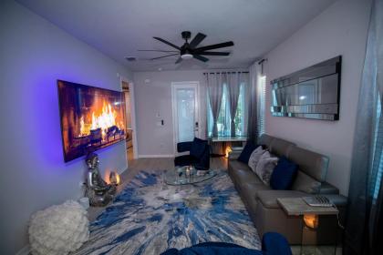 Brand New Modern Pet Friendly Zen Home with Private Home Theater & Hot Tub! home - image 8