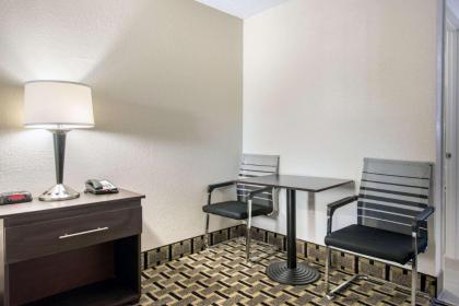 Clarion Inn & Suites Kissimmee-Lake Buena Vista South - image 13