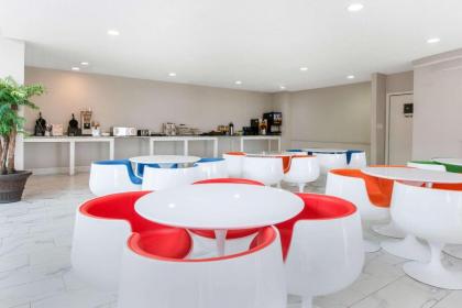 Clarion Inn & Suites Kissimmee-Lake Buena Vista South - image 16