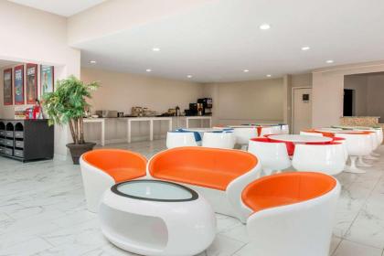 Clarion Inn & Suites Kissimmee-Lake Buena Vista South - image 20