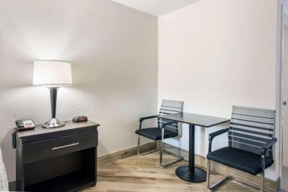 Clarion Inn & Suites Kissimmee-Lake Buena Vista South - image 3