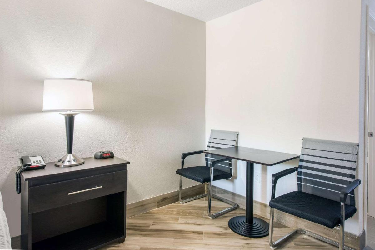 Clarion Inn & Suites Kissimmee-Lake Buena Vista South - image 3