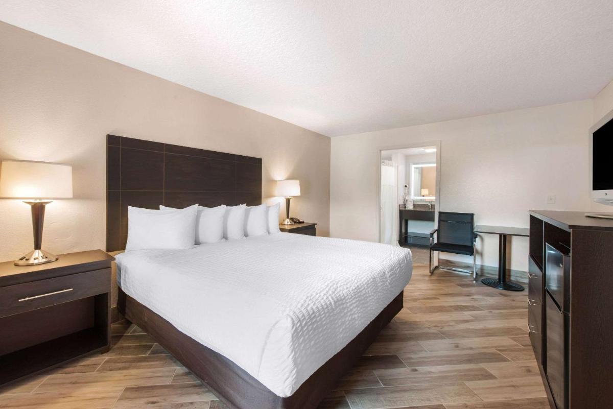 Clarion Inn & Suites Kissimmee-Lake Buena Vista South - image 5