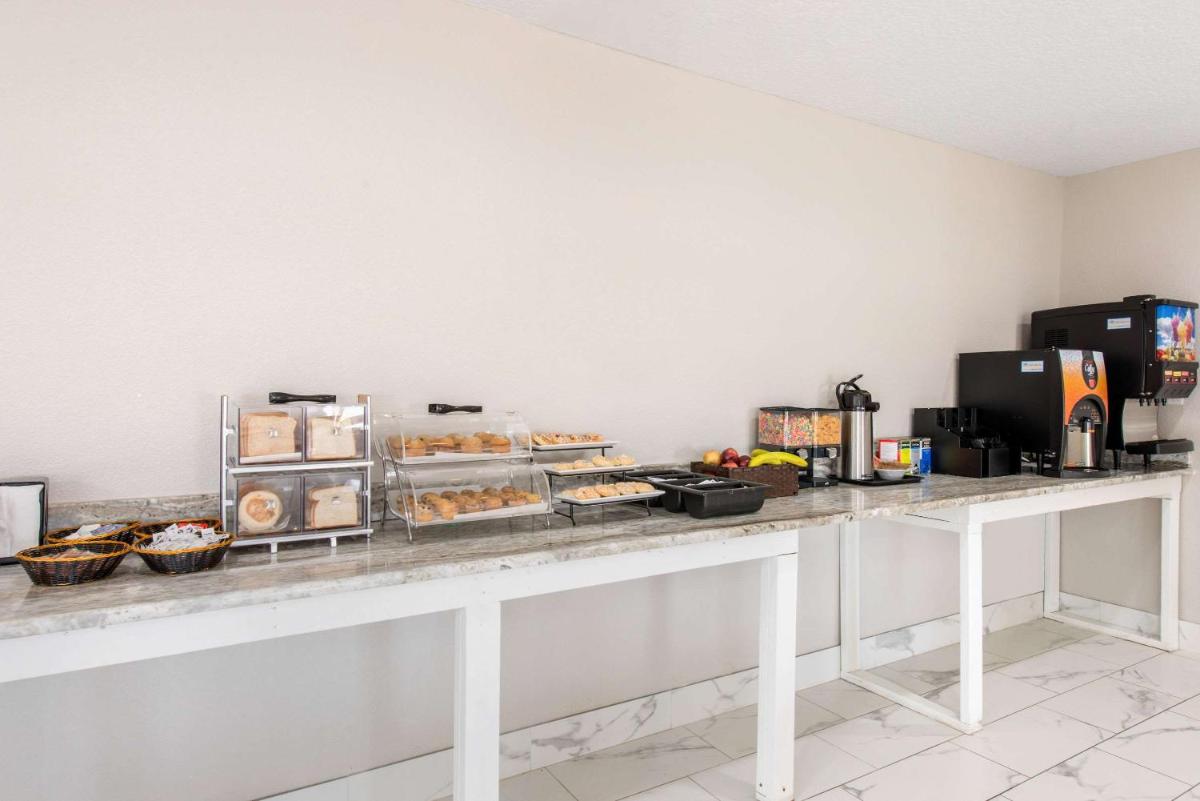 Clarion Inn & Suites Kissimmee-Lake Buena Vista South - image 7