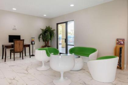 Clarion Inn & Suites Kissimmee-Lake Buena Vista South - image 9