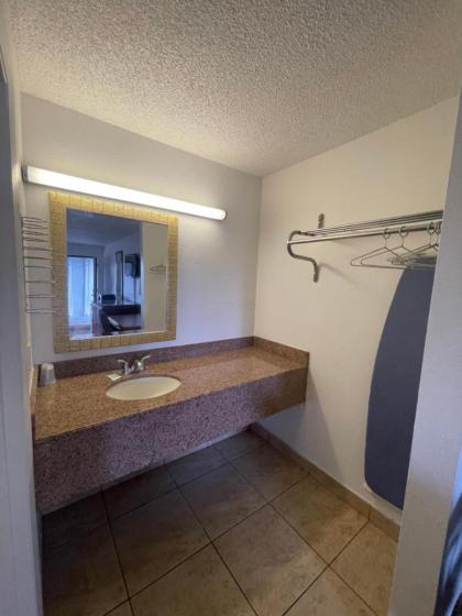 Ambassador Inn - image 11