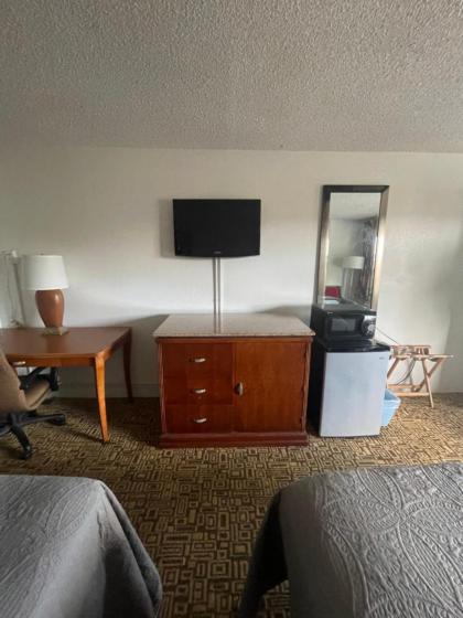 Ambassador Inn - image 12
