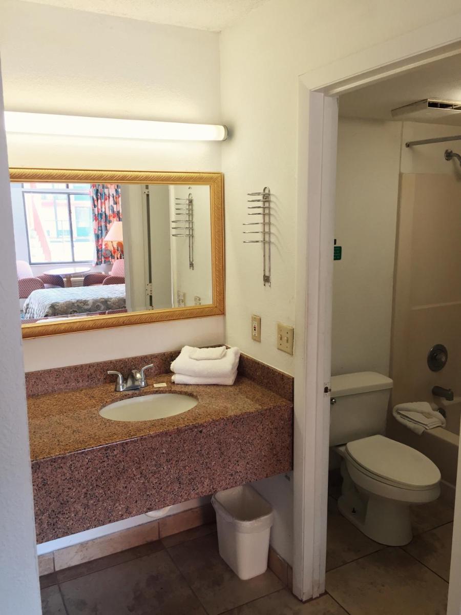 Ambassador Inn - image 4