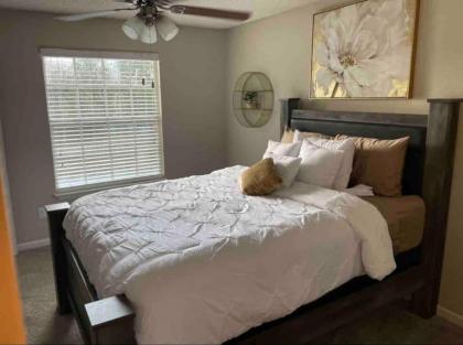 Lovely 2-bedroom rental unit with pool - image 12
