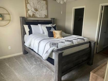 Lovely 2-bedroom rental unit with pool - image 13