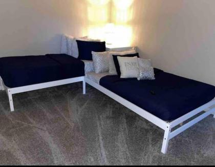Lovely 2-bedroom rental unit with pool - image 14