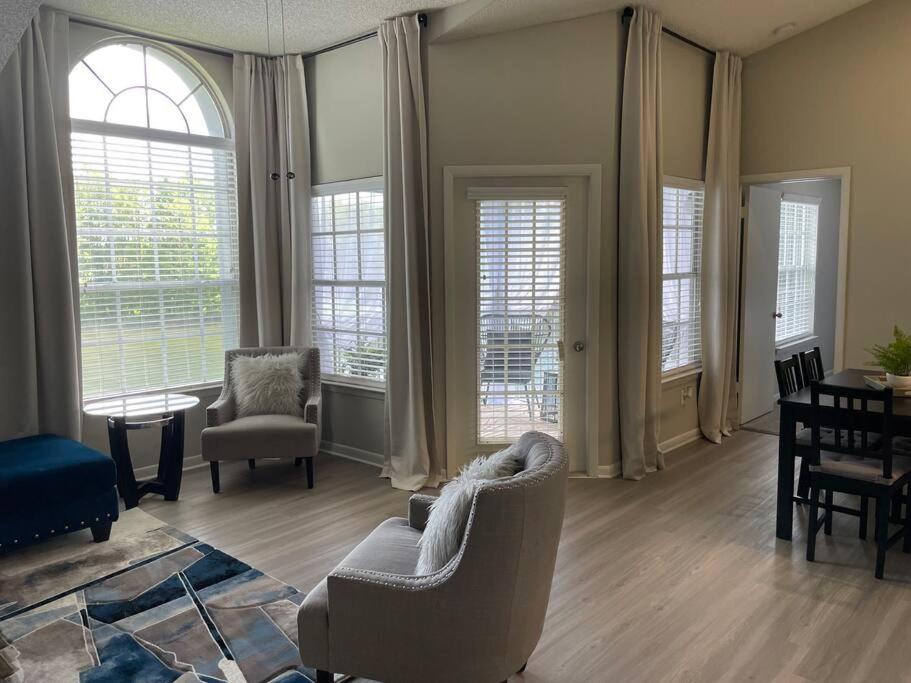 Lovely 2-bedroom rental unit with pool - image 2