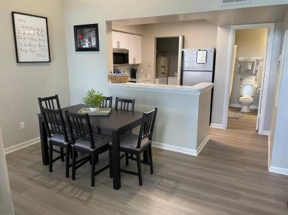 Lovely 2-bedroom rental unit with pool - image 3