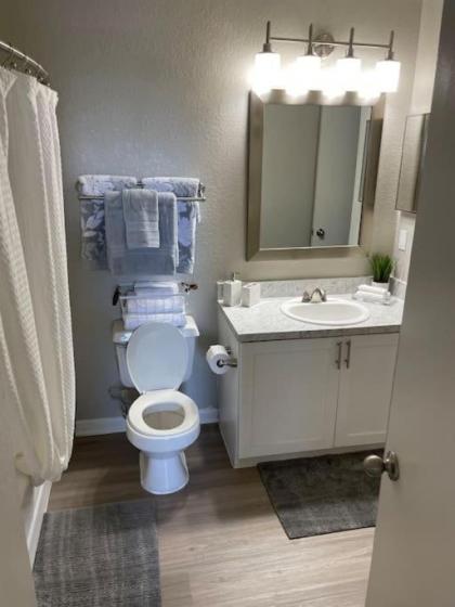 Lovely 2-bedroom rental unit with pool - image 6