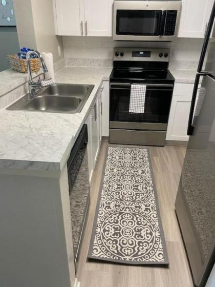 Lovely 2-bedroom rental unit with pool - image 7