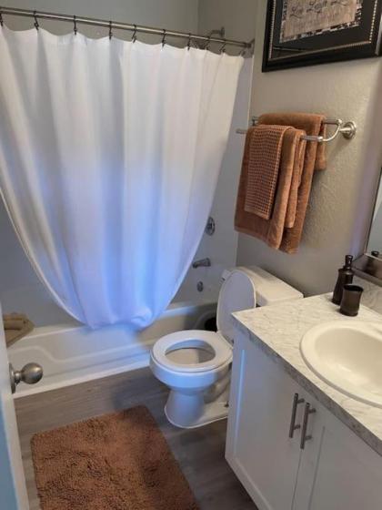 Lovely 2-bedroom rental unit with pool - image 9
