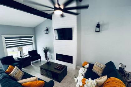 Entire 7beds luxury home Close to ALL attractions! - image 12