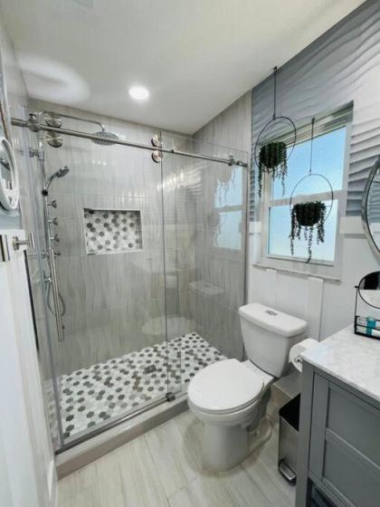 Entire 7beds luxury home Close to ALL attractions! - image 16