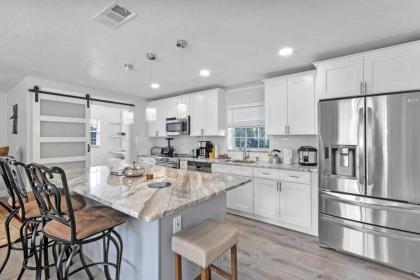 Theme Park Retreat 4BR near Universal Studios - image 2