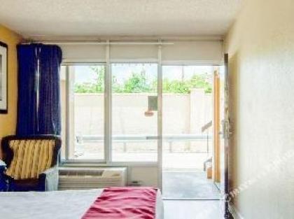 OYO Hotel Orlando South Orange Blossom Trail - image 17