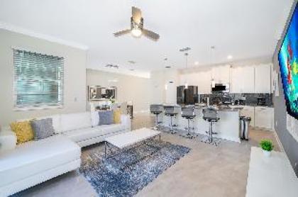 Gorgeous New Home with private pool within minutes to Disney and most attractions