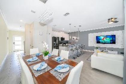 Gorgeous New Home with private pool within minutes to Disney and most attractions - image 6