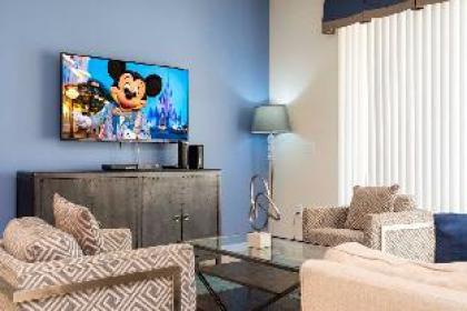 Amazing 5BR Private Pool Lakeview Near Disney - image 2
