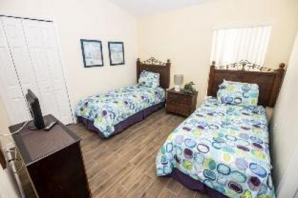 Kevin's Highgate Park Vacation Home - image 13