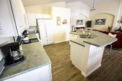 Kevin's Highgate Park Vacation Home - image 15