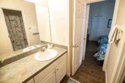 Kevin's Highgate Park Vacation Home - image 5