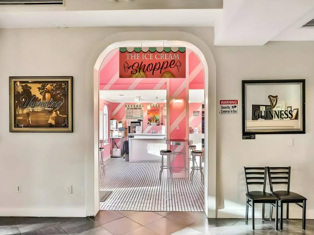 Retreat Lovely 4BR  Sleeps 8  Minutes to Disney - main image