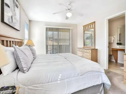 Retreat Lovely 4BR  Sleeps 8  Minutes to Disney - image 3