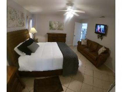 Reserve Relaxing 5 BR Pool Home Gated Lake View - image 14