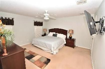 Royale Lovely 5BR Private Pool Home Sleeps 10 - image 11