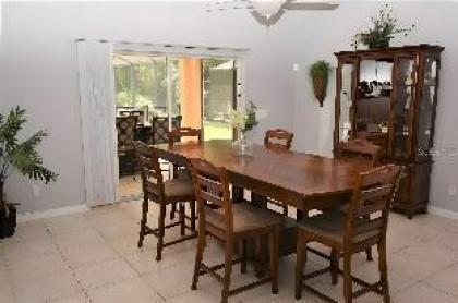 Royale Lovely 5BR Private Pool Home Sleeps 10 - image 8