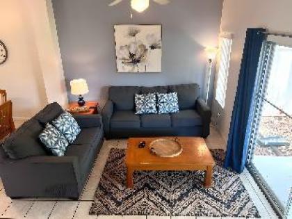 Park Cute 3BR TH in Gated Resort Community - image 3