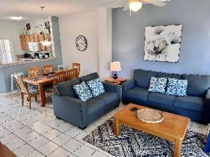 Park Cute 3BR TH in Gated Resort Community - image 4