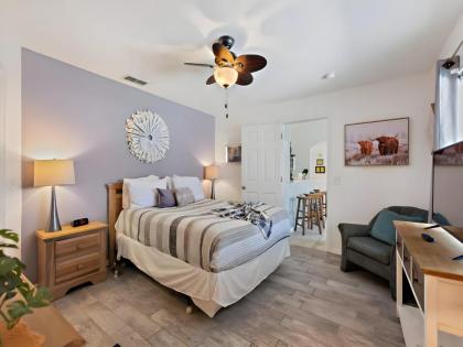 Cove Beautiful 4 Bedroom  with Pool for Family - image 11