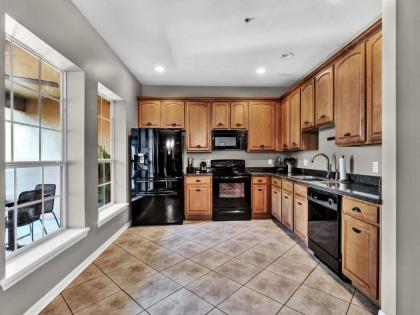 Beautiful townhouse centrally located - image 11